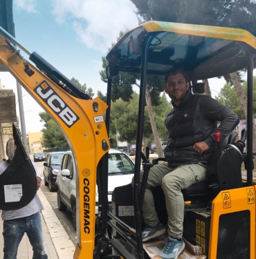 Maurizio Bertuglia su mini Escavatore